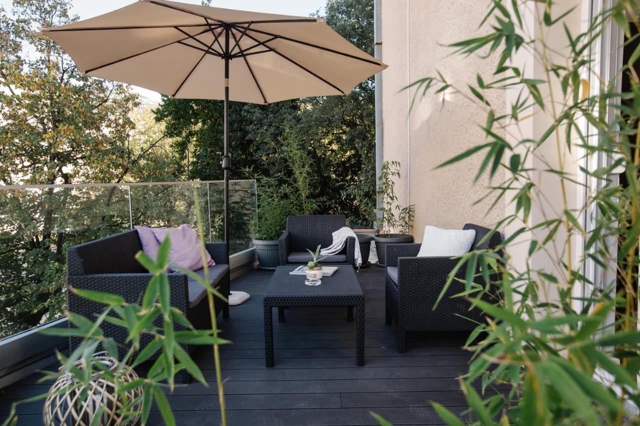 מוסטר Big Tree Apartment & The Nest Apartment - Free Parking מראה חיצוני תמונה